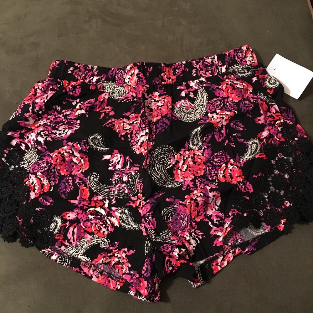 🆕Paisley printed shorts with crochet detail